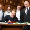 Hockey-Europameister Hannes Müller trug sich in das Goldene Buch ein