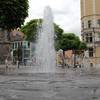 Vor dem Rathaus schlägt das Wasser wieder Bögen