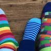 An die Socken, fertig, los! Bunte Socken malen, basteln oder fotografieren zum Welt-Down-Syndrom-Tag