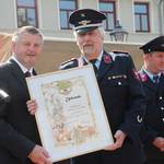 Ortswehrleiter Czech wurde von Landrat Uwe Schulze ausgezeichnet.
