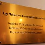 März: Der homöopathische Weltärzteverband verlegt seinen Sitz nach Köthen (Anhalt). Davon zeugt nun eine Plakette im Hahnemann-Haus.