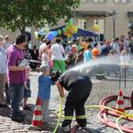 Mai: Familienfest auf dem Holzmarkt - auch die Kleinsten hatten Spaß - etwa beim Dosen-Spritzen.