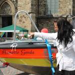 Mai: Deutsches Rotes Kreuz feiert 150-jähriges Bestehen auf dem Marktplatz - die Chefin des DRK-Kreisverbandes Köthen, Jeannette Wecke, taufte das Rettungsboot auf den Namen Annette Gerda.