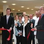 März: Großprojekt beendet - Krankenhaus-Chefin, Dr. Christine Lipp (Mitte) vollzieht den feierlichen Akt zur Inbetriebnahme des zweiten Bauabschnittes am Krankenhaus-Neubau.