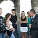 Juli: Oberbürgermeister Kurt-Jürgen Zander begrüßt die Teilnehmerinnen und Teilnehmer des diesjährigen Sommerkurses der Hochschule Anhalt im Rathaus.