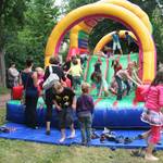 Juli: Großes Kinderfest im Friedenspark.