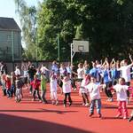 September: Mit sportlichem Eifer weihen aktuelle und angehende Schülerinnen und Schüler der Sekundarschule 'Völkerfreundschaft' die neue Außensportanlage ein.