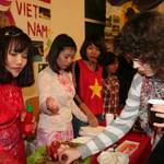 November: Studierende aus Vietnam reichen den Besuchern zum Internationalen Studententag typische Leckereien aus ihrer Heimat.