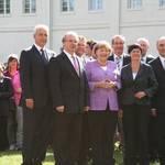 Gruppenfoto: Regierungschefs und Bundeskanzlerin posieren vor der Presse.