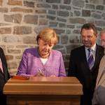 Bundeskanzlerin Angela Merkel trägt sich ins Goldene Buch der Stadt ein.