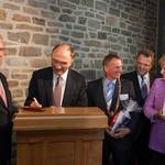 Beauftragter der Bundesregierung für die neuen Länder, Dr. Christoph Bergner, trägt sich ins Goldene Buch der Stadt ein.