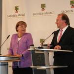 Pressetermin: Angela Merkel und Dr. Reiner Haseloff geben erste Ergebnisse der Regionalkonferenz gegenüber Medienvertretern bekannt.