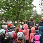 Ein Apfelbaum der Sorte "Carola" gab es für die Kinder der Einrichtung Erlebnisbaum.