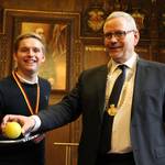 Hockey-Europameister Hannes Müller trug sich in das Goldene Buch ein