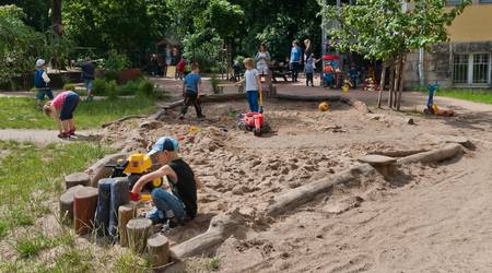 spielende Kinder in der Kindertagesstätte 