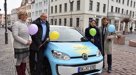 Baudezernentin Ina Rauer, Oberbürgermeister Bernd Hauschild, Niederlassungsleiterin der MIDEWA, Cornelia Wels und Geschäftsführer der MIDEWA, Uwe Störzner bei der Übergabe des Elektrofahrzeuges.