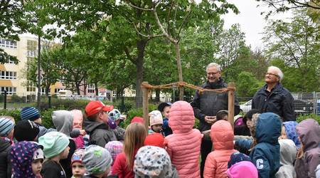 Ein Apfelbaum der Sorte "Carola" gab es für die Kinder der Einrichtung Erlebnisbaum.