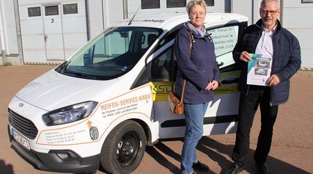 Andrea Krieg bekam als Sponsorin des „City-Mobils“ eine Dankesurkunde von Oberbürgermeister Bernd Hauschild überreicht.