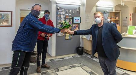 Für die ersten Besucher nach der Wiedereröffnung gab es einen Blumenstrauß.