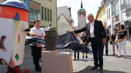 Halli enthüllte seine Statue mit der Hilfe von Steffen Fischer und Oberbürgermeister Bernd Hauschild