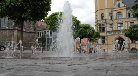 Ab sofort sprudelt das Wasser wieder vor dem Köthener Rathaus.
