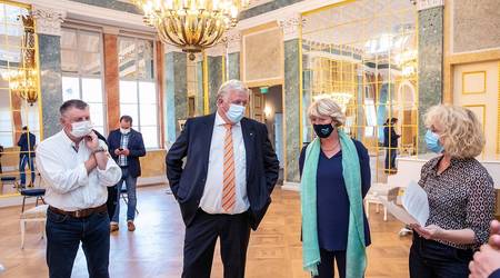 Monika Grütters (2.v.r.) besuchte auch den sanierten Spiegelsaal im Köthener Schloss.