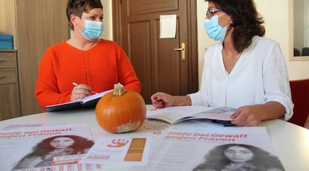 Teilhabemanagerin Kristin Laurich und Janine Brinkmann vom Malteser Hilfsdienst haben 16 orangene Tage für Köthen (Anhalt) geplant.