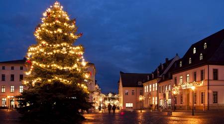 Die Händler der Köthener Innenstadt locken mit Weihnachtsstimmung und Angeboten.