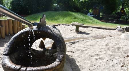 Die Wasserspielanlage am Schlossspielplatz läuft wieder.