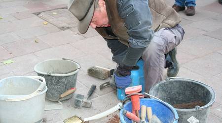 Gunter Demnig verlegt die ersten Stolpersteine in Köthen.