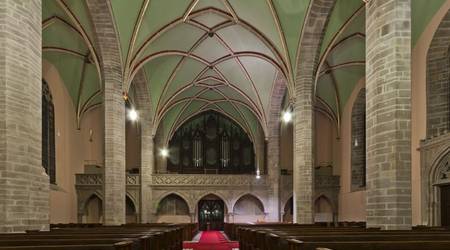 In neuem Licht: Das Kirchenschiff der Kirche St. Jakob bekommt neue Leuchten.