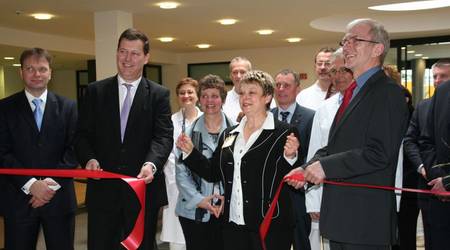 Krankenhaus-Chefin, Dr. Christine Lipp (Mitte) vollzog im Beisein von Sozialminister Norbert Bischoff (r.) und dem Vorstandsmitglied der Rhön Klinikum AG Martin Menger den feierlichen Akt zur Inbetriebnahme des zweiten Bauabschnittes.