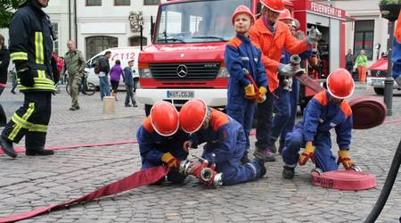 Reges Treiben herrschte unmittelbar nach Ankunft der Feuerwehrfahrzeuge am 