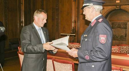 OB Zander verliest dem Kameraden Rüdiger Galander die Ernennungsurkunde.