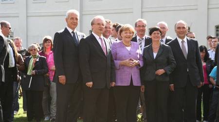 Gruppenfoto: Regierungschefs und Bundeskanzlerin posieren vor der Presse.