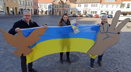 Oberbürgermeister Bernd Hauschild (v. l.), Streetworkerin Nadine Anhalt und Künstler Steffen Rogge möchten zusammen mit den Köthener*innen ein buntes Zeichen für den Frieden setzen.