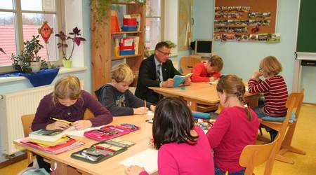 Köthens Oberbürgermeister Kurt-Jürgen Zander las in der Evangelischen Grundschule.