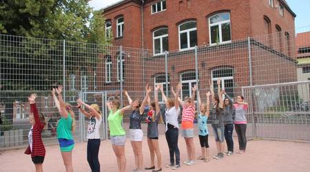 Anlässlich der offiziellen Einweihung des Sportplatzes führten Schülerinnen der Freien Schule Anhalt einstudierte Tänze auf.