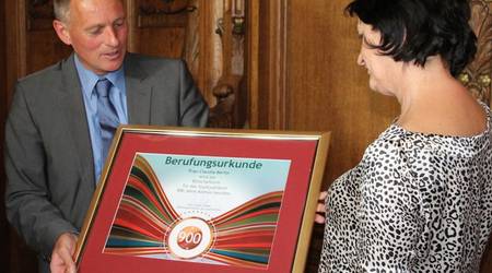 Aus den Händen von Köthens Oberbürgermeister Kurt-Jürgen Zander erhält Claudia Berlin die Berufungsurkunde zur Botschafterin des Stadtjubiläums.