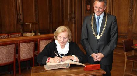 Ruth Maria Kubitschek trägt sich im Beisein von OB Kurt-Jürgen Zander ins Goldene Buch der Stadt ein