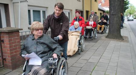Köthens stellvertretender Oberbürgermeister, Alexander Frolow, führt mit der Vorsitzenden des Behindertenverbandes, Evalisa Priebe, die 14. Rolli -Tour an.