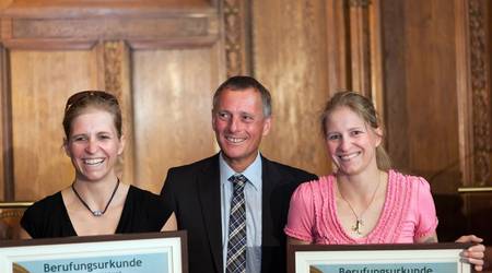 Franziska und Stefanie Hildebrand mit Köthens Oberbürgermeister Kurt-Jürgen Zander