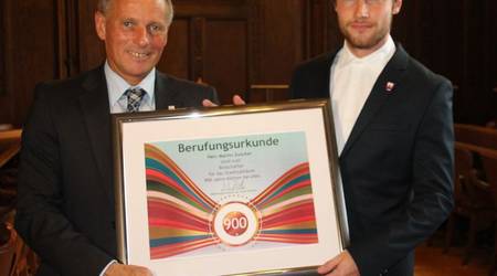 Martin Zwicker (r.) erhält aus den Händen von Köthens Oberbürgermeister Kurt-Jürgen Zander seine Berufungsurkunde.