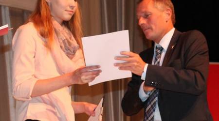 Annalena Fesser erhielt von Oberbürgermeister, Kurt-Jürgen Zander, den Sonderpreis des Oberbürgermeisters.