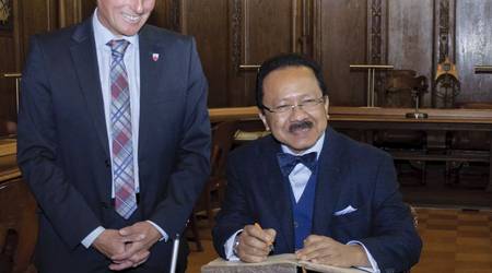 Der Botschafter der Republik Indonesien, Dr. Fauzi Bowo, trug sich im Beisein von Köthens Oberbürgermeister Kurt-Jürgen Zander ins Goldene Buch der Stadt ein.