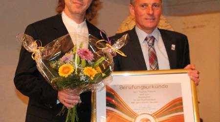 Der Gambist Thomas Fritzsch (l.) erhält von Köthens Oberbürgermeister Kurt-Jürgen Zander die Ernennungsurkunde.