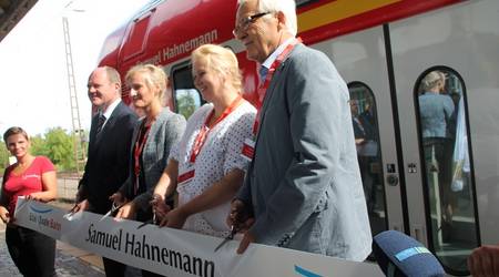 Sachsen-Anhalts Verkehrsminister Thomas Webel, Henriette Hahn von der DB Regio, Monika Kölsch vom Deutschen Zentralverein Homöopathischer Ärzte und der Vorsitzendes des Köthener Stadtrates Dr. Werner Sobetzko.