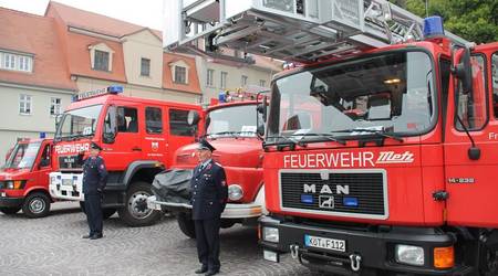 Verschiedene Feuerwehrfahrzeuge waren beim Festappell auf dem Marktplatz zu sehen.