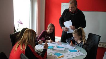 bwats-Mitarbeiter Gordon Dawids gewährt den Schülern Einblicke in das Berufsfeld eines Kaufmanns für Büromanagement