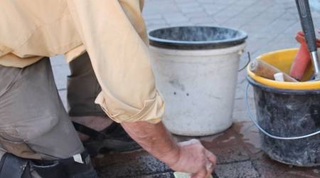 Künstler Gunter Demnig verlegte die Stolpersteine in Köthen.